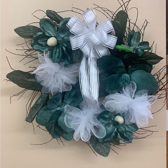 Teal and white wreath. Inv 91 - Picture 1 of 1